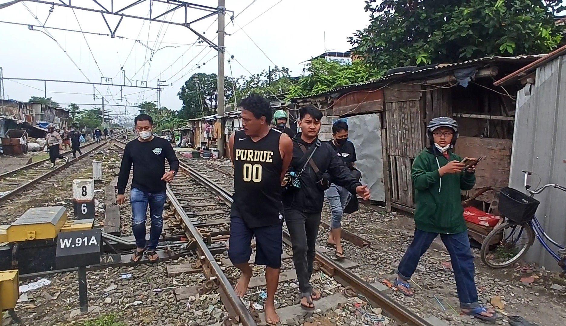 Suasana-menegangkan-terjadi-saat-polisi-menggerebek-sarang-narkoba-Kampung-Bahari.jpg