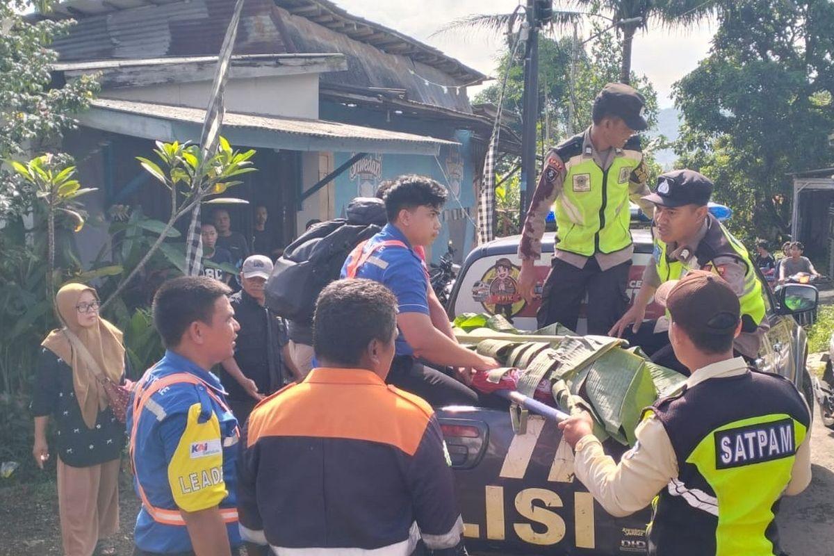 TERTEMPER-KA-Petugas-mengevakuasi-korban-kecelakaan-maut-Brebes-Jawa-Tengah.jpg