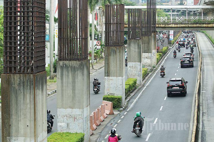 TIANG-MONOREL-Tiang-monorel-yang-mankrak-di-Jalan-Rasuna-Said.jpg