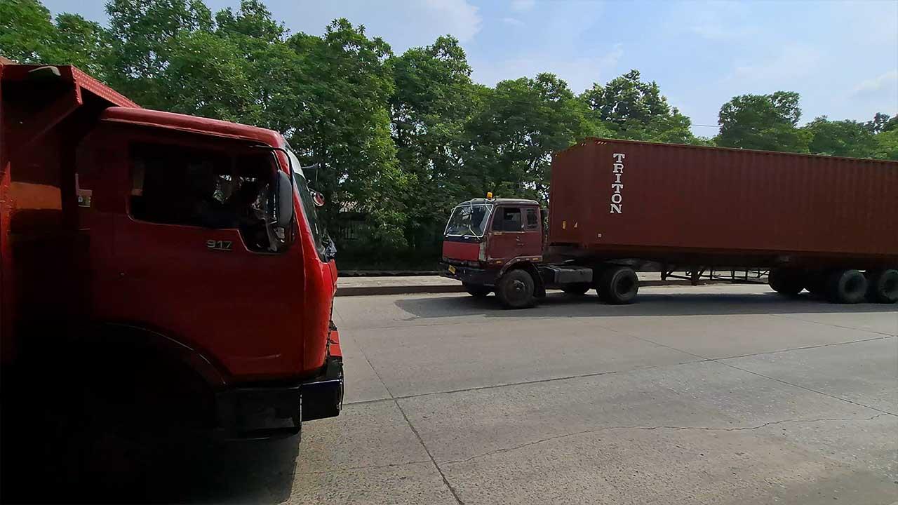 TRUK-LAWAN-ARAH-DI-CAKUNG-CILINCING-JAKUT.jpg