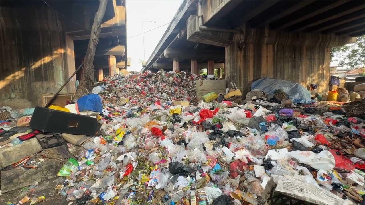 Dampak Longsor Bantargebang Masih Terasa, Tumpukan Sampah 2 Meter Penuhi Kolong Tol Tanjung Priok