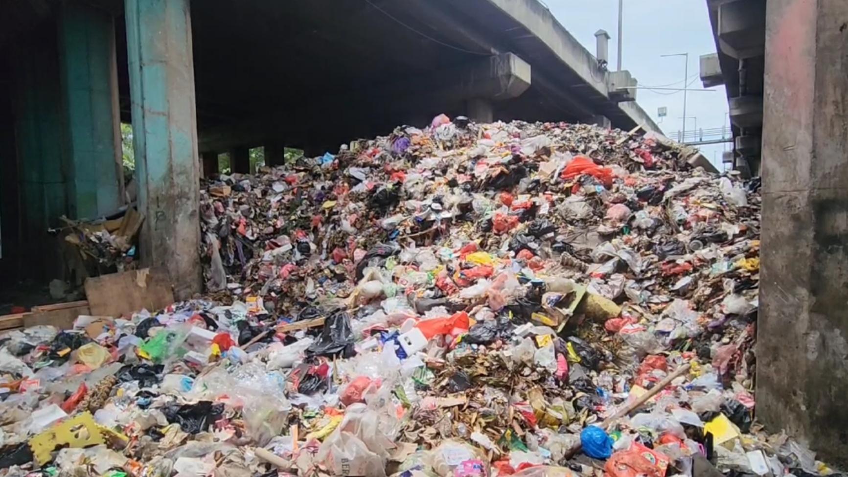 Gara-gara Bantargebang Longsor, Sampah Menggunung di Kolong Tol Tanjung Priok Bikin Warga Ngeluh