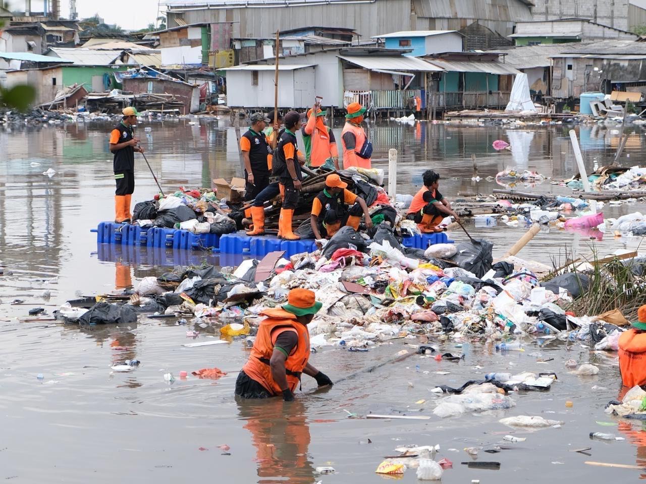 TUMPUKAN-SAMPAH-Sejumlah-petugas-tengah-membersihkan-pesisir-Muara-Baru.jpg