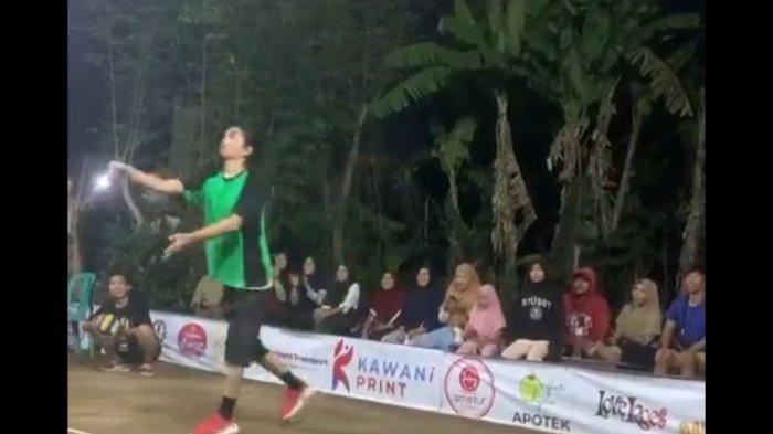 Tangkapan-layar-Duta-Sheila-On-7-bersiap-memukul-bola.jpg