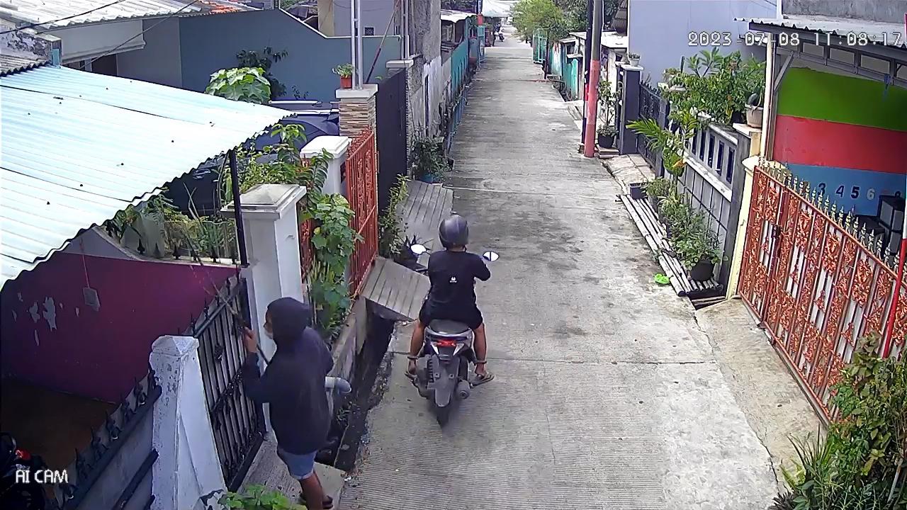 Tangkapan-layar-aksi-pencurian-burung-terekam-CCTV-di-sebuah-rumah.jpg