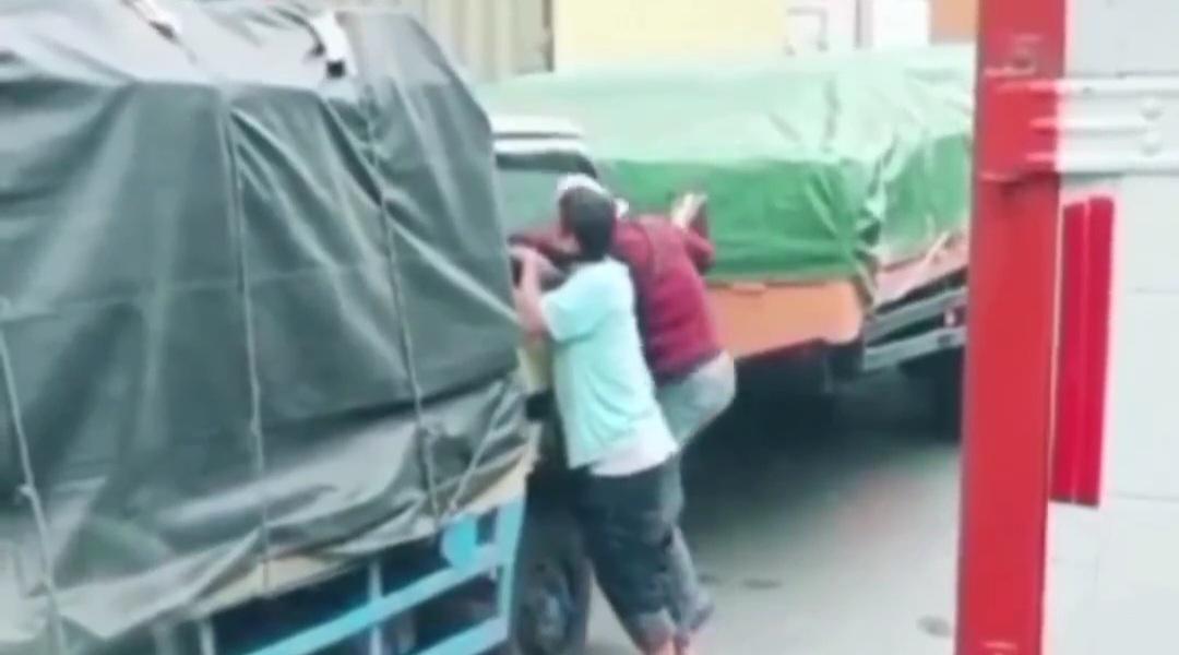 Tangkapan-layar-video-amatir-merekam-aksi-perampokan-terhadap-sopir-truk-di-Pulogadung.jpg