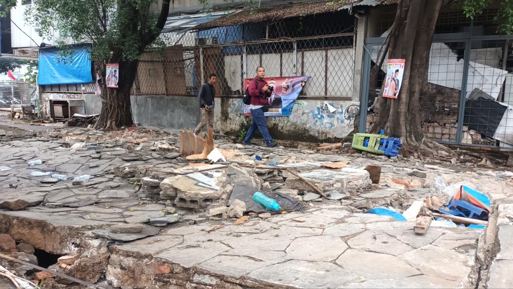 Tembok-roboh-menimpa-satu-keluarga-di-Kelurahan-Tebet-Barat-Minggu-2112024-1.jpg