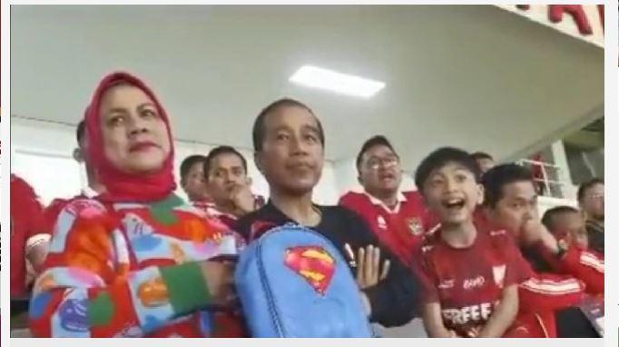 Tingkah Lucu Jan Ethes saat Nonton Timnas Indonesia Bareng Jokowi, Bisikan Kalimat Ini ke Kakeknya