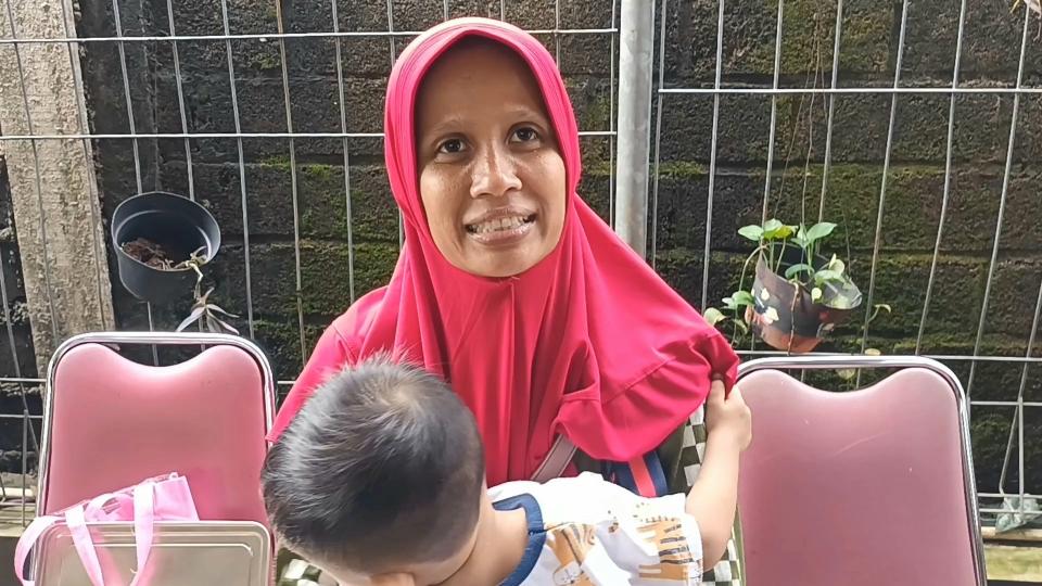 Tia-Mailani-38-saat-mendatangi-uji-coba-makan-bergizi-gratis.jpg