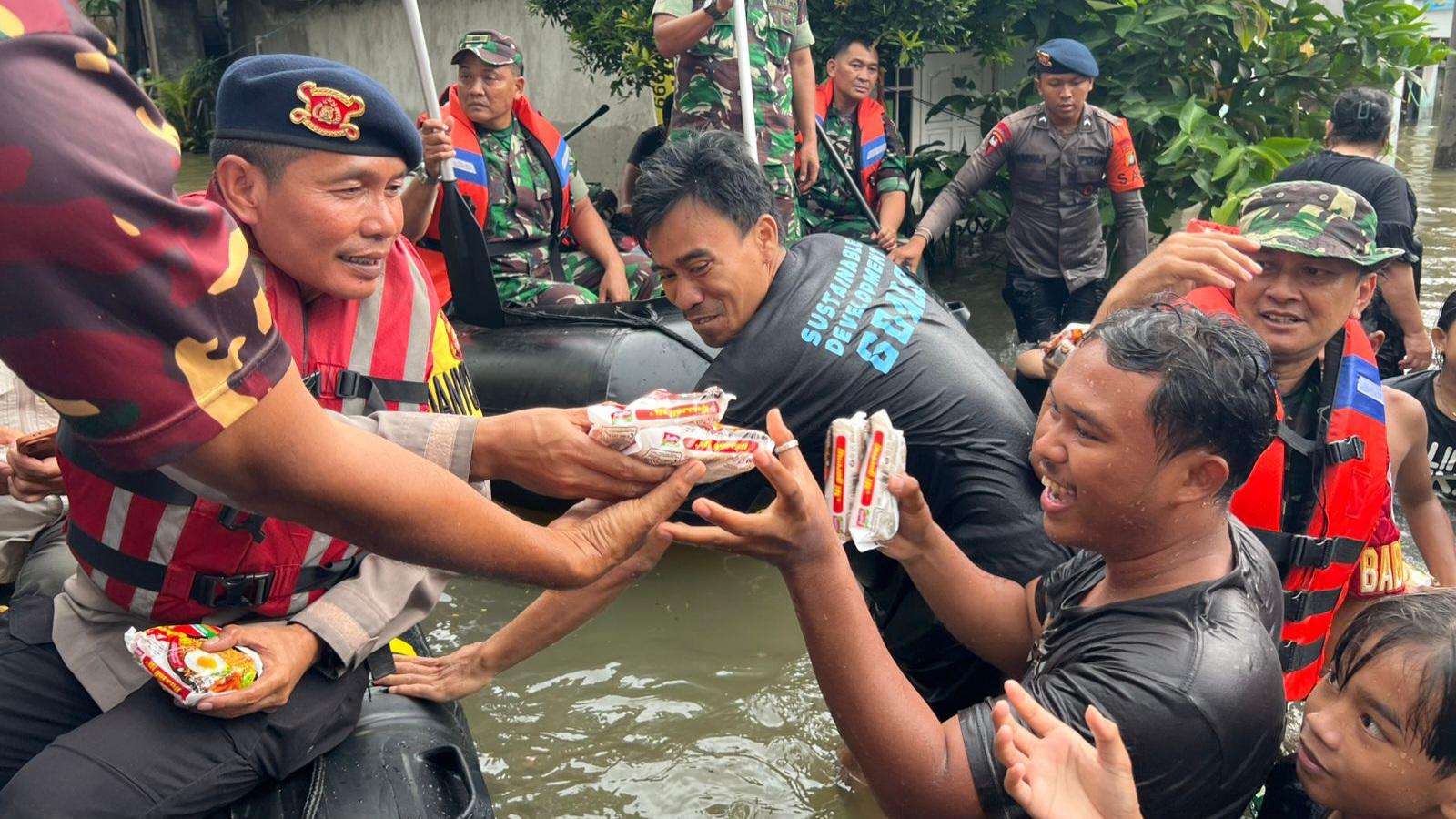 Tim-SAR-Batalyon-B-Pelopor-Satbrimob-Polda-Metro-Jaya-saat-mendistribusikan-bantuan.jpg