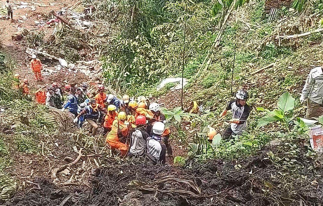 Tim-SAR-gabungan-menghentikan-operasi-SAR-di-titik-longsor-Jalan-Raya-Cipanas-Puncak-Cianjur.jpg