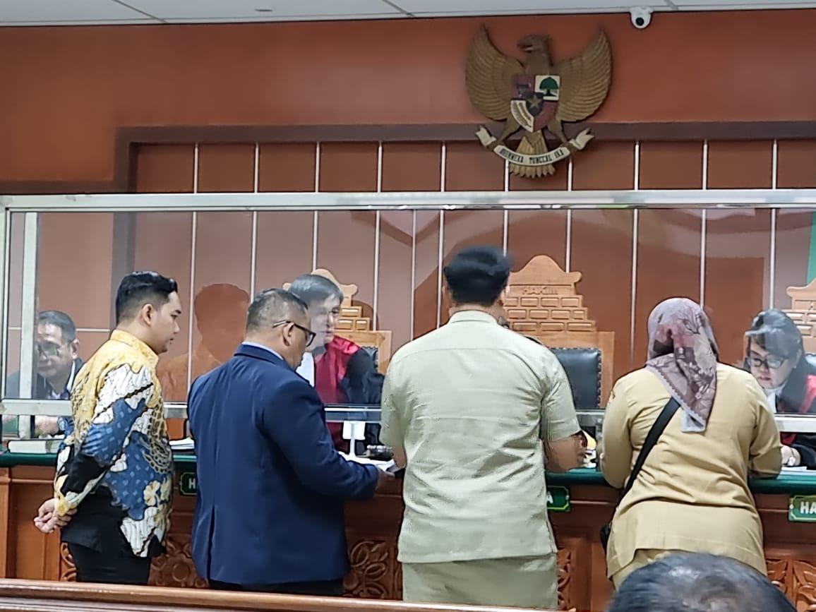 Tim-biro-hukum-Pemprov-DKI-Jakarta-mengenakan-pakaian-dinas-dis.jpg