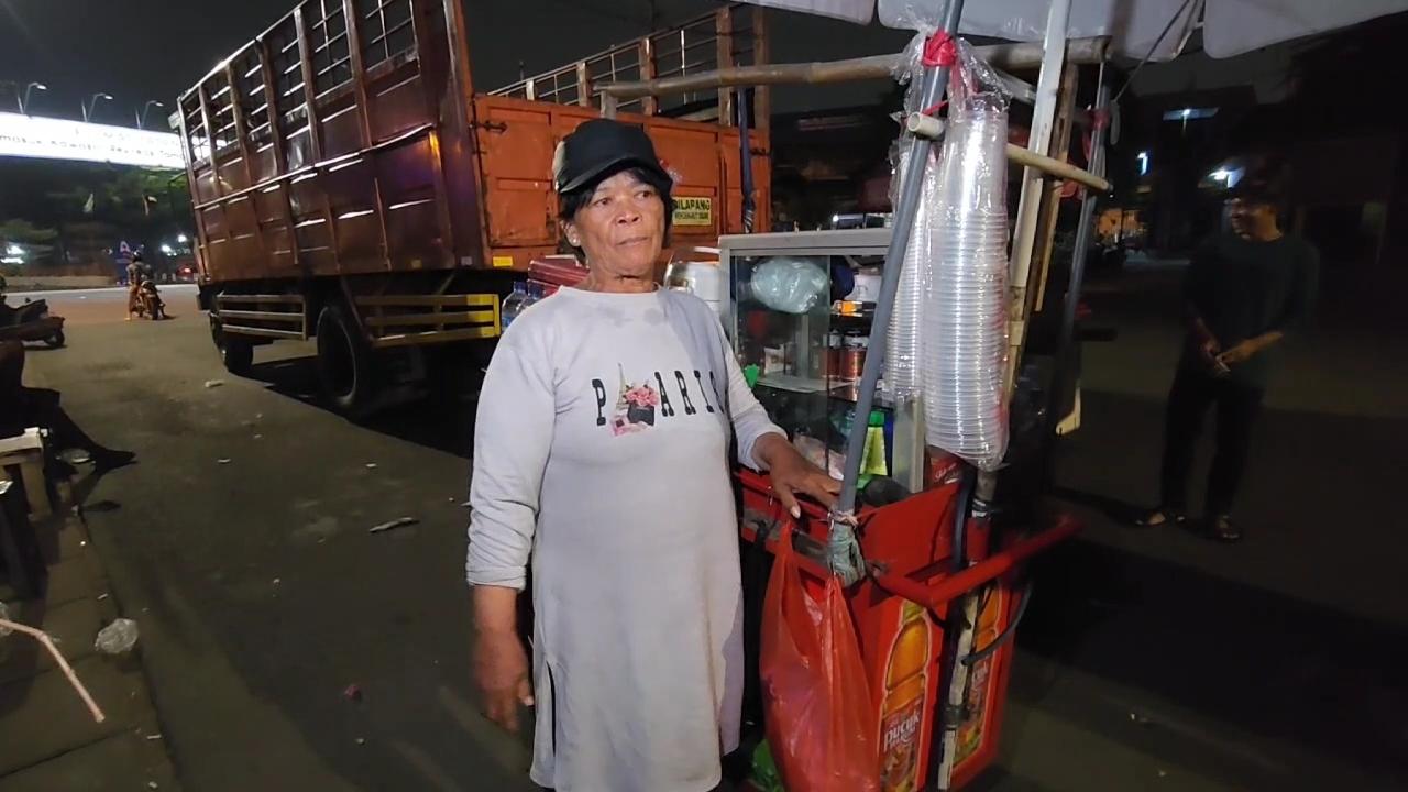 Titin-Sri-Darmawangsih-salah-satu-pedagang-korban-penipuan-di-Jalan.jpg