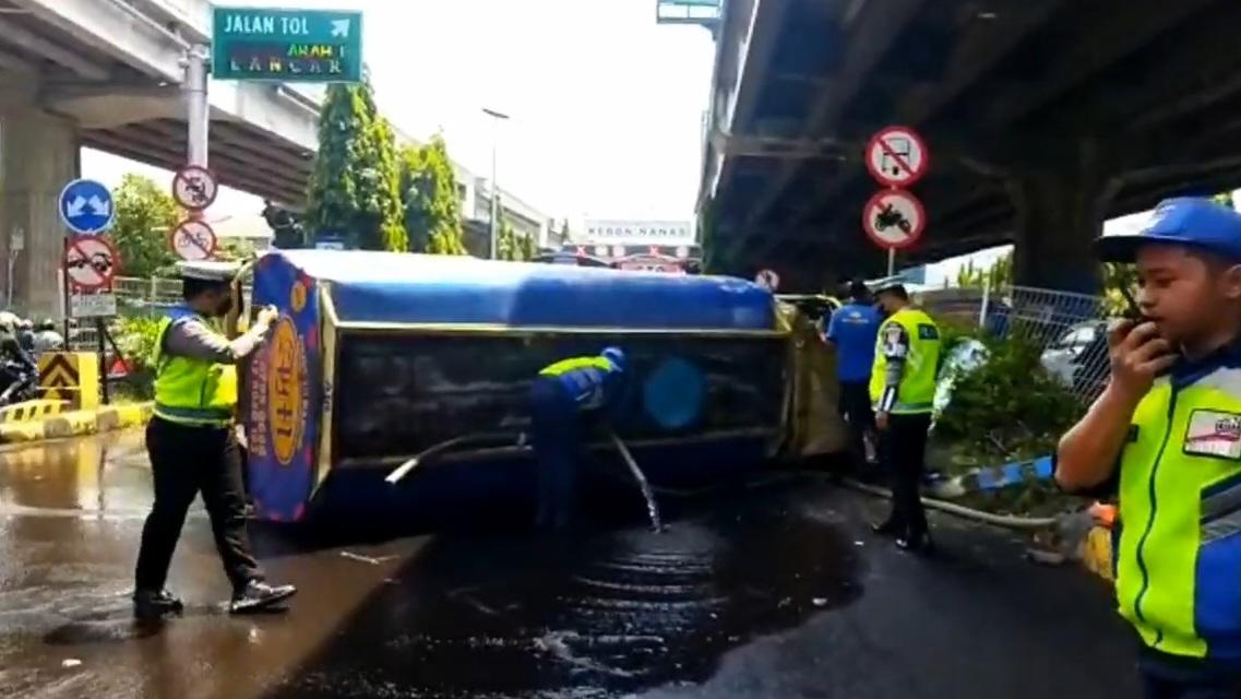 Truk-tangki-air-yang-terguling-usai-menabrak-pagar-gerbang-Tol-Wiyoto-Wiyono.jpg