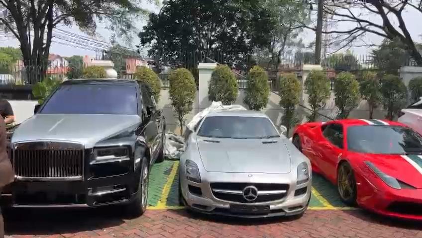 Tumpukan-uang-miliaran-Rupiah-dan-sejumlah-mobil-mewah-y.jpg