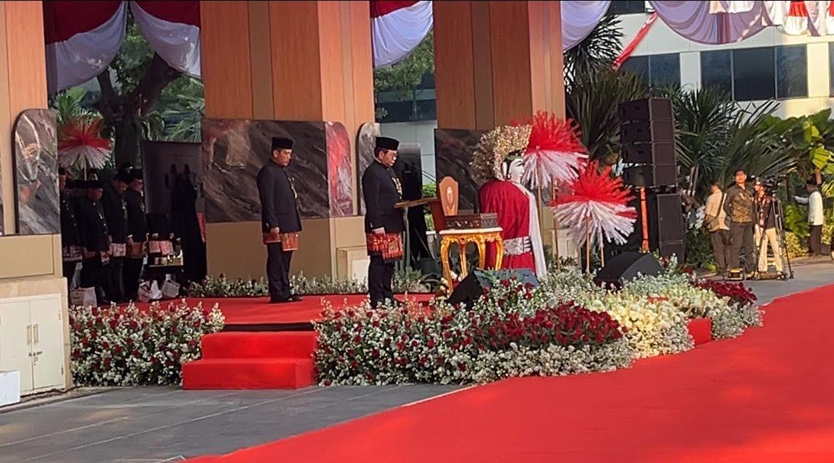 Pramono Jadi Inspektur Upacara, Detik-detik Pengibaran Bendera Merah Putih di Balai Kota Jakarta