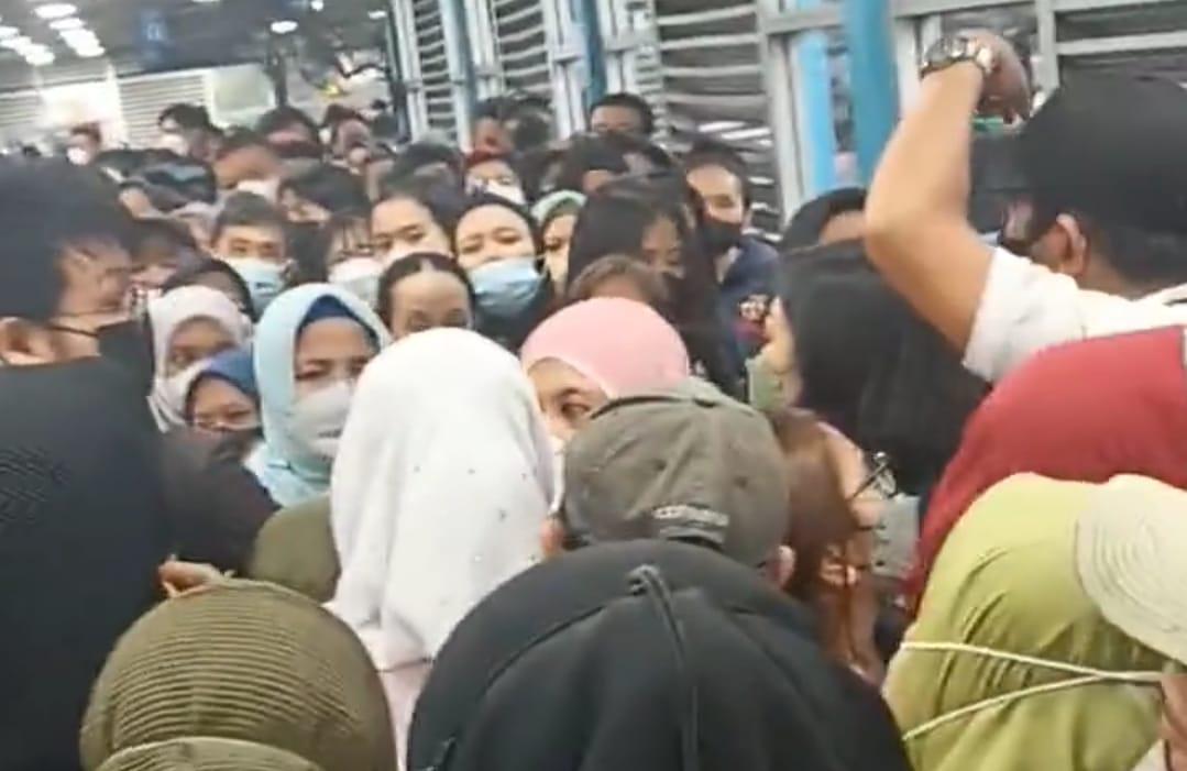 Viral-di-media-sosial-video-kepadatan-penumpang-bus-Transjakarta-di-Halte-Harmoni.jpg