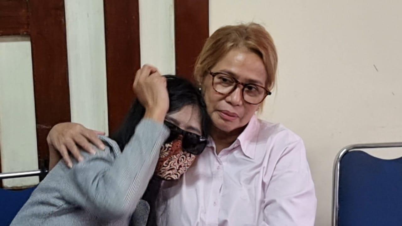 jakarta/W-tak-kuasa-menahan-tangis-saat-menceritakan-pelecehan-seksual-yang-dialaminya.jpg