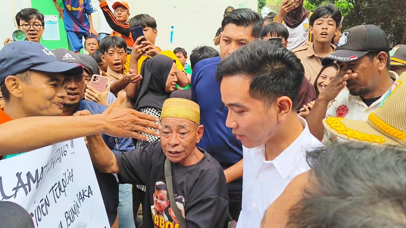 Kunjungi Rumah Susun Muara Baru, Gibran Dikerubungi Anak-anak Minta Susu