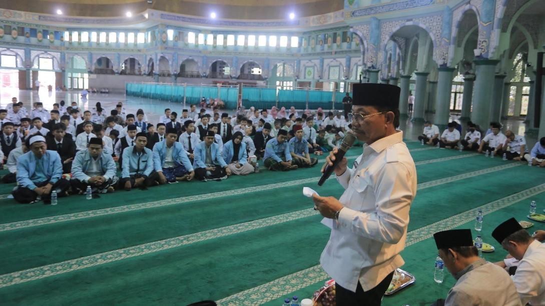 Wakil-Wali-Kota-Tangerang-Sachrudin-saat-menutup-gelaran-Festival-Al-Azhom.jpg
