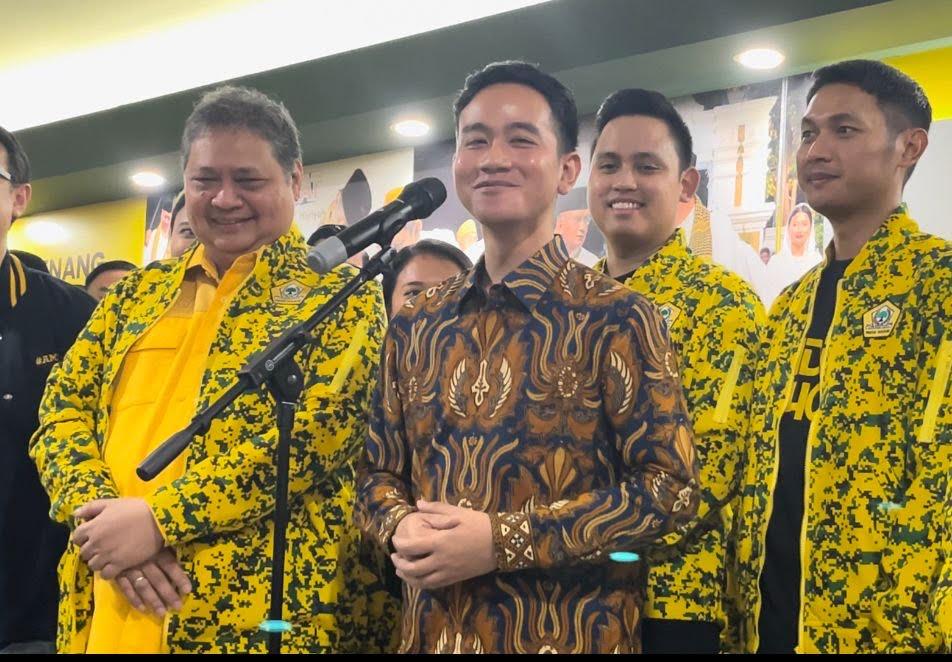 Wali-Kota-Solo-Gibran-Rakabuming-Raka-didampingi-Ketua-Umum-Partai-Golkar-Airlangga-Hartato.jpg