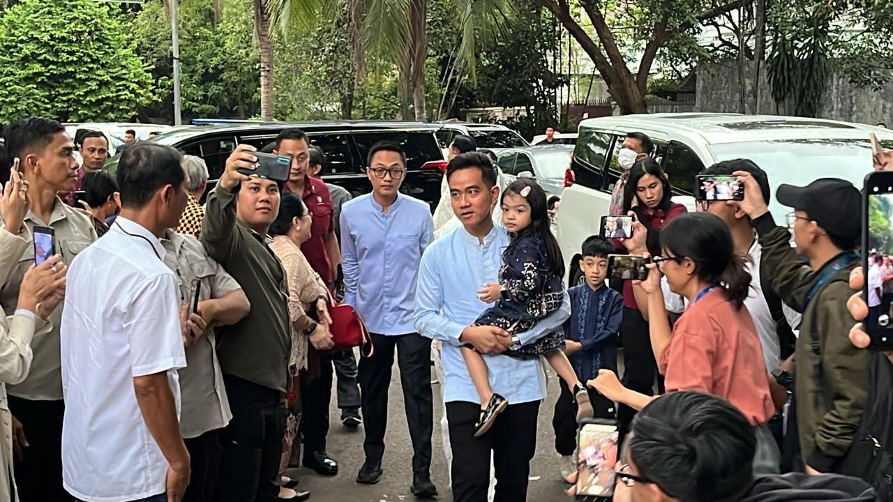 Wali-Kota-Solo-sekaligus-Cawaprws-nomor-urut-02-tampak-menggendak.jpg