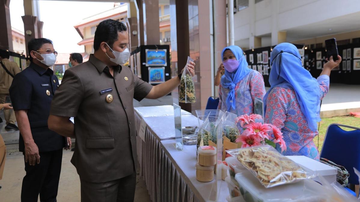 Wali-Kota-Tangerang-Arief-R-Wismansyah-mengunjungi-Bazar-dan-Lomba-Kreasi-Pangan-Lokal-KWT.jpg