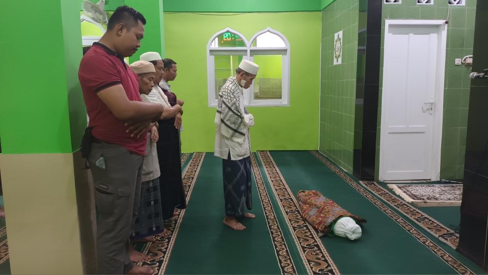 Warga-Kelurahan-Pulogebang-saat-melakukan-Salat-Jenazah-A-2-Cakung-Jakarta-Timur.jpg
