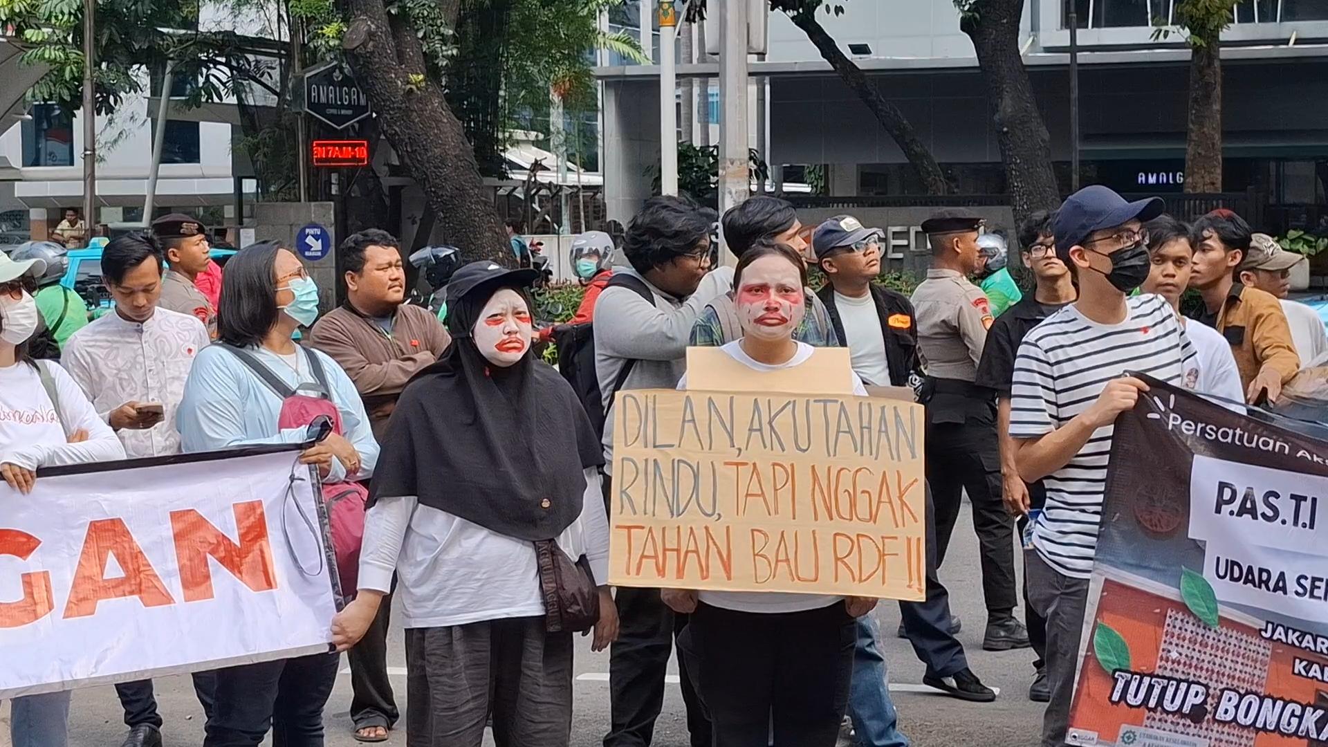 Warga-terdampak-RDF-Rorotan-menggelar-aksi-unjuk-rasa.jpg