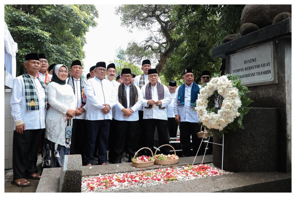 ZIARAH-MAKAM-MH-Thamrin-Gubernur-DKI-Jakarta-Pramono-Anung.jpg