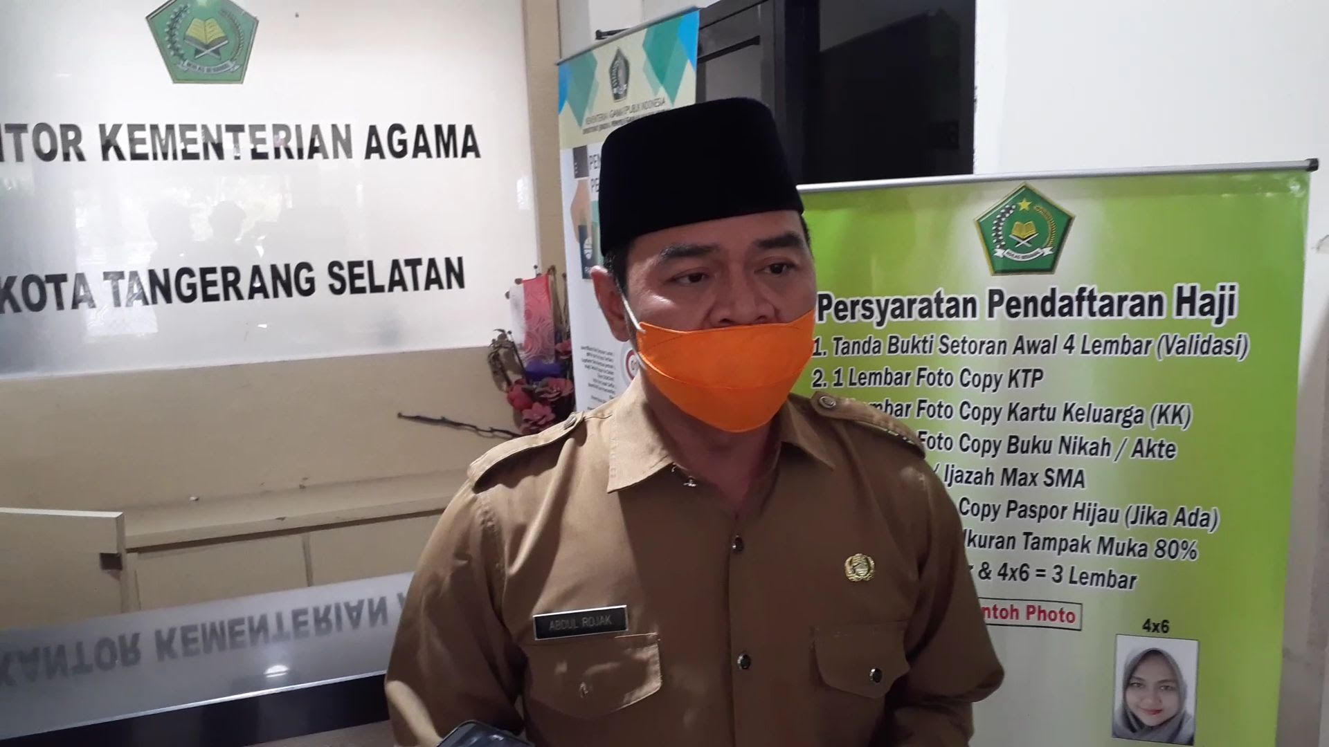 abdul-rojak-kepala-kemenag-tangsel-di-kantornya-1.jpg