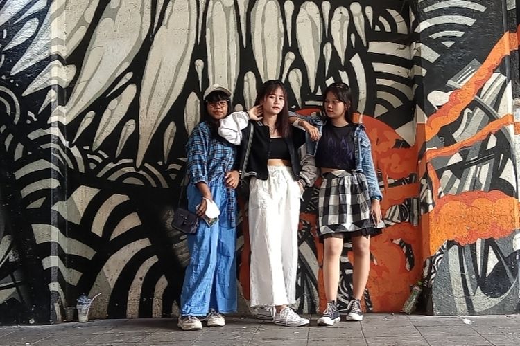 abg-wanita-jadi-percontohan-model-outfit-bagi-remaja-yang-nongkrong-di-terowongan-kendal.jpg