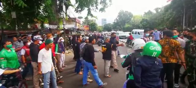 Adu Mulut Warga dengan TNI dan Polri Warnai Pencopotan Spanduk Habib Rizieq di Seberang Markas FPI