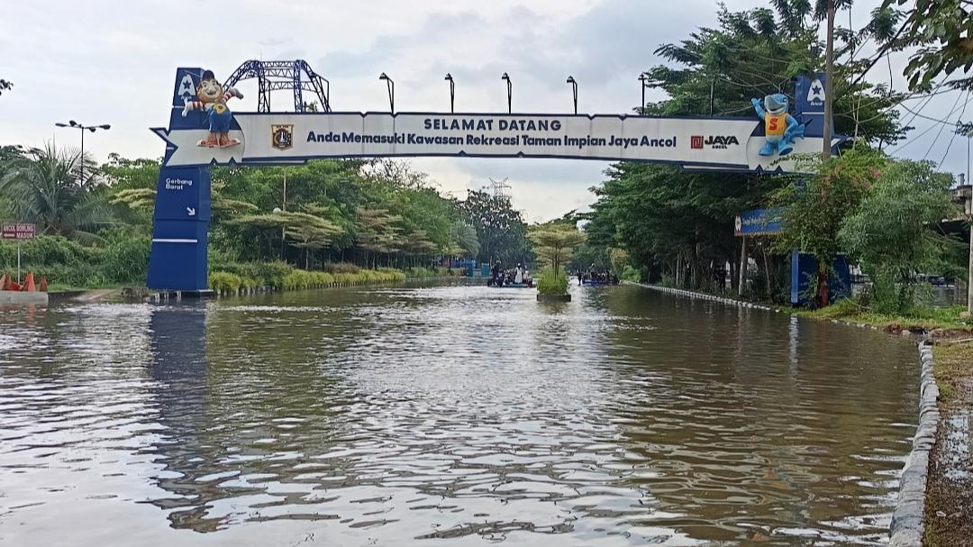air-kali-ancol-meluap-dan-menggenangi-Jalan-R-E-Martadinata.jpg