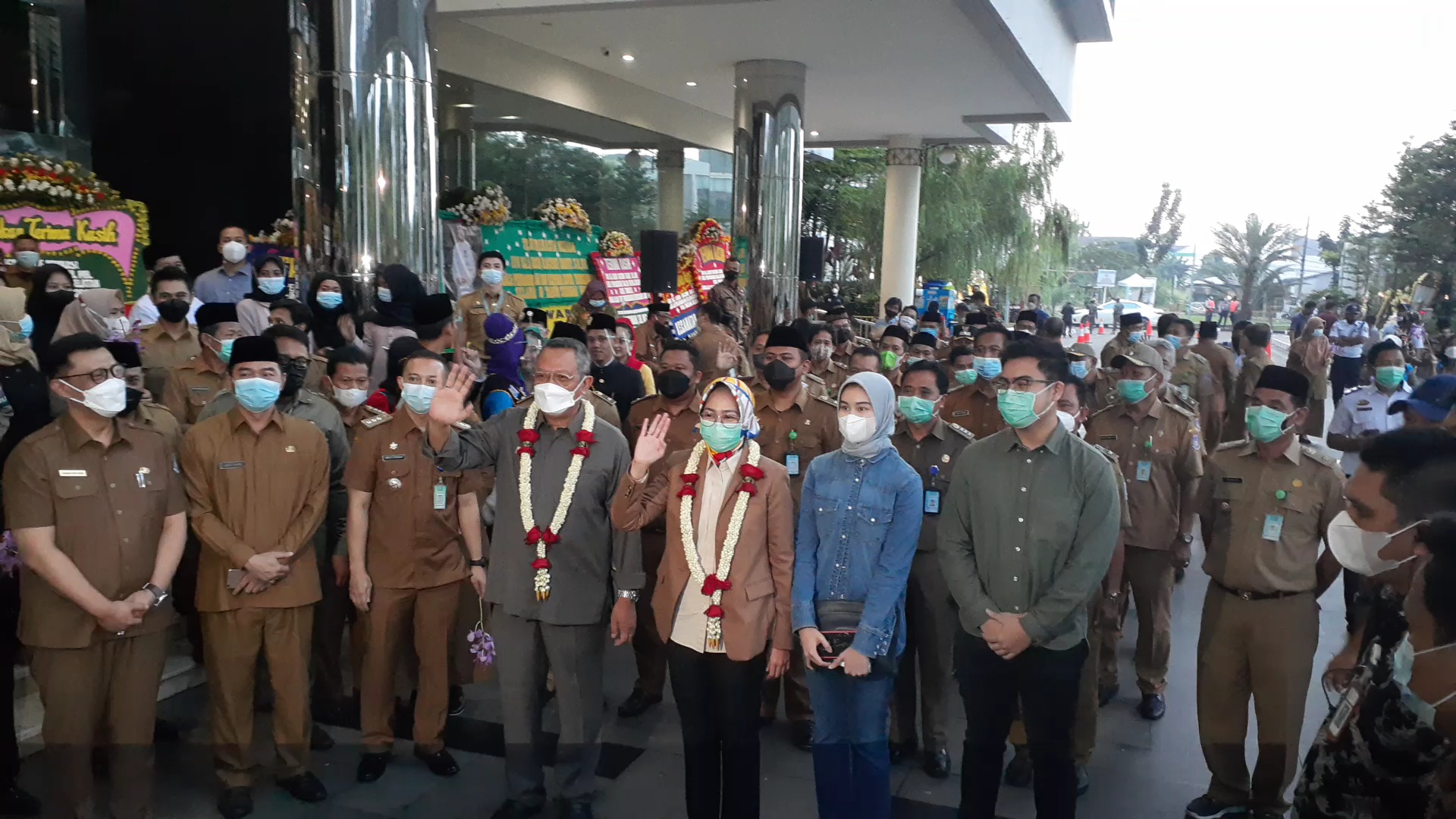airin-rachmi-diany-dan-benyamin-davnie-di-kantor-pemkot-tangsel-jalan-maruga.jpg