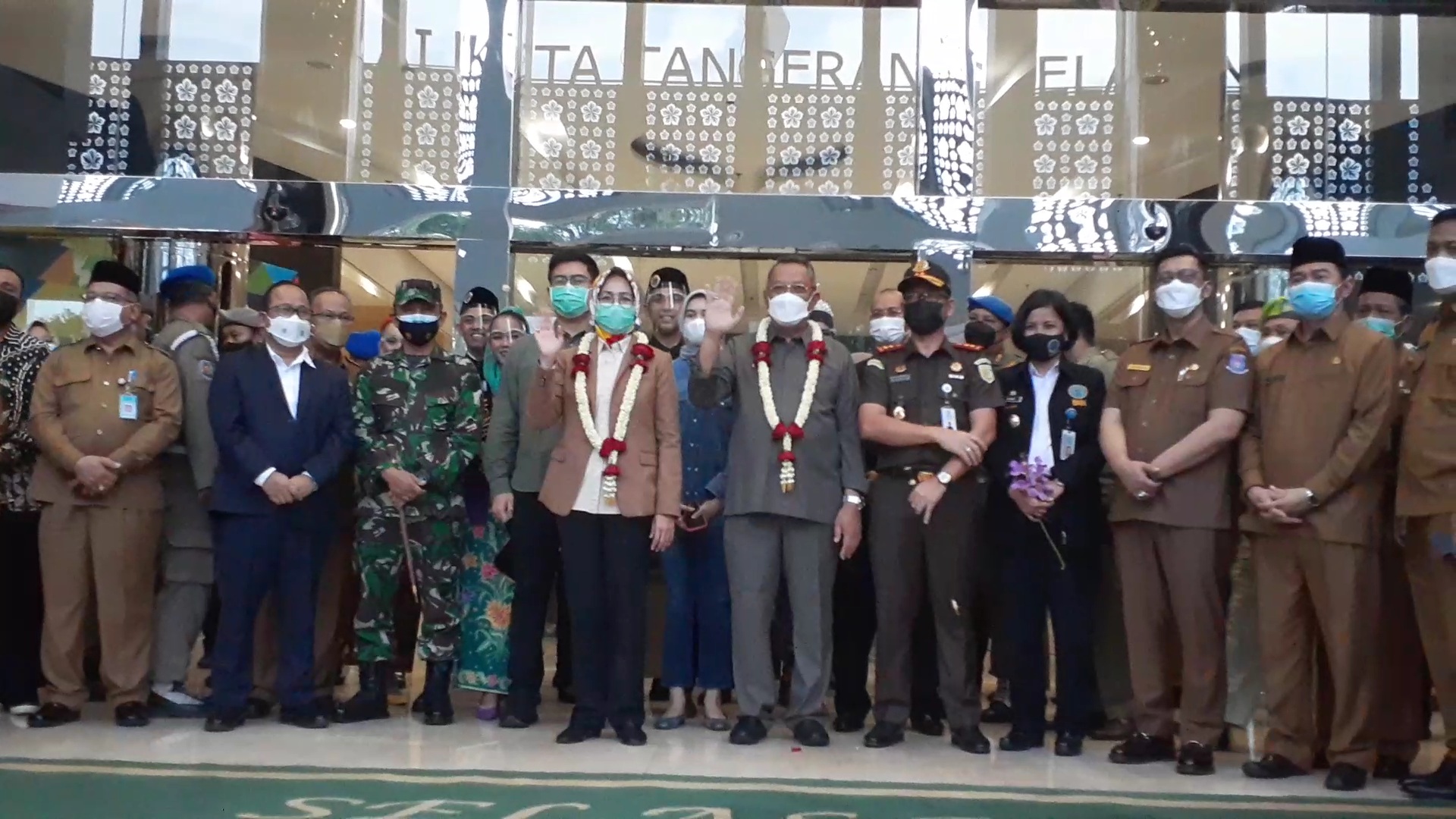airin-rachmi-diany-dan-benyamin-davnie-saat-acara-perpisahan.jpg