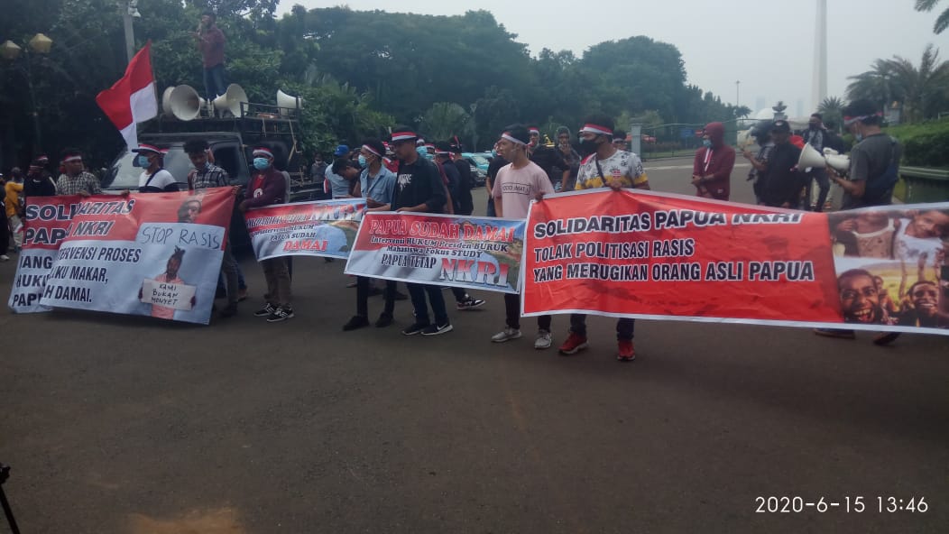 aksi-damai-solidaritas-papua-nkri-di-depan-patung-kuda-arjuna-wiwaha.jpg