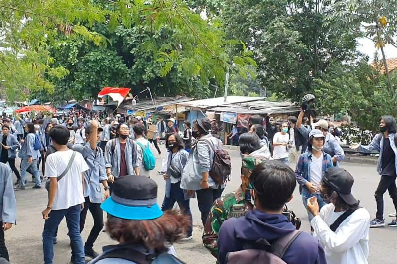 Dihadang di Jalan Layang UI, Mahasiswa Lempari Petugas Pakai Batu