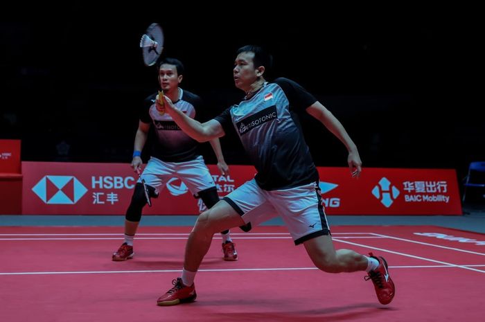 aksi-mohammad-ahsanhendra-setiawan-saat-melakoni-laga-kedua-grup-b-bwf-world-tour-finals.jpg