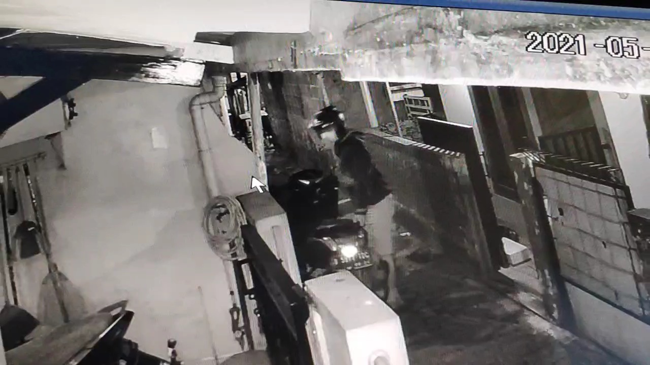 Aksi 2 Maling Motor di Gang Sempit Cakung Terekam CCTV, Mondar-mandir Bawa Kabur Tak Sampai 5 Menit