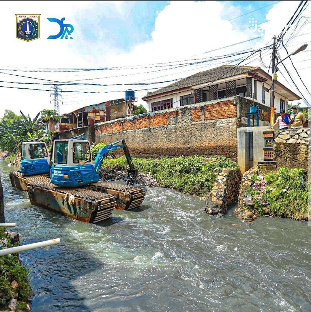 alat-berat-pengerukan-lumpur-di-kali-mampang-mampang-prapatan.jpg