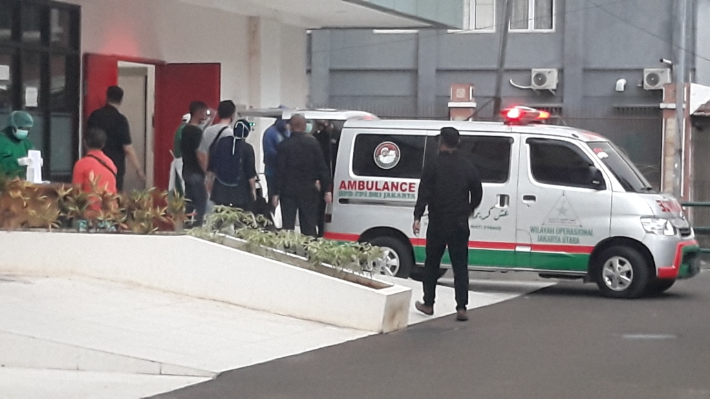 ambulans-bawa-pasien.jpg