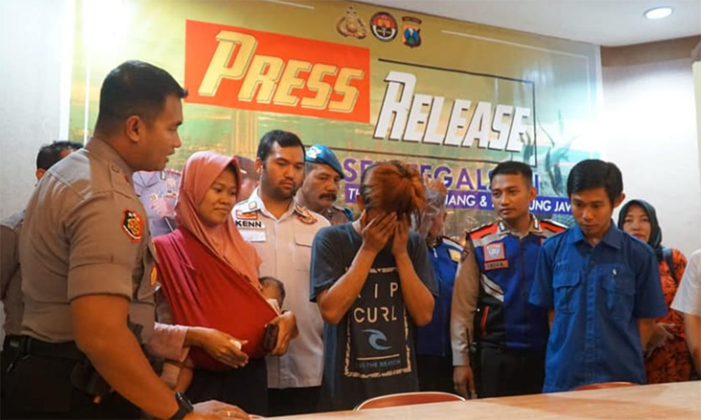 Ibu Terbaring Sakit Jantung Kepalanya Ditendang Anak Lelaki, Sang Kakak Buka Suara