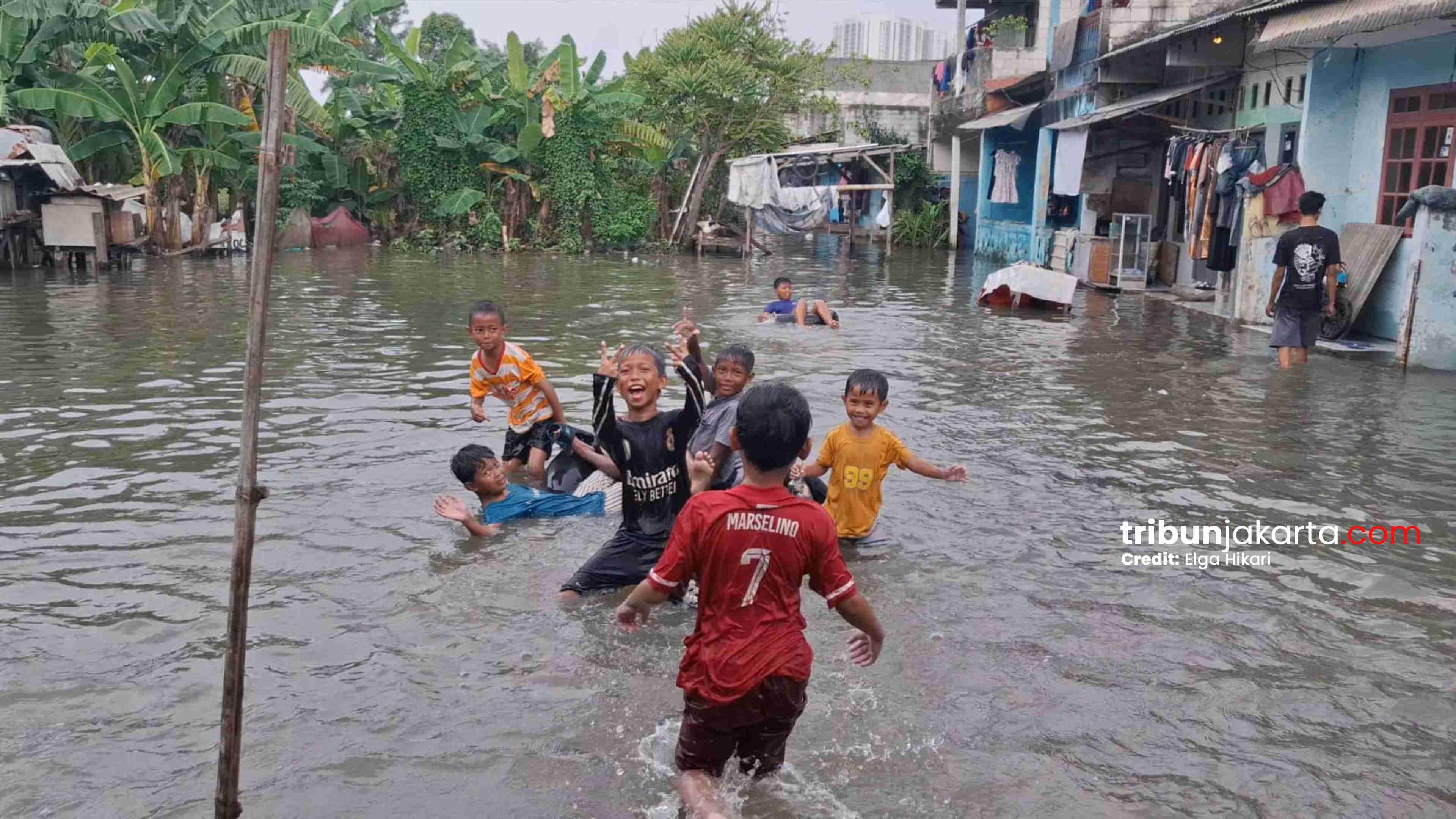 anak-main-banjir-di-rawa-buaya.jpg