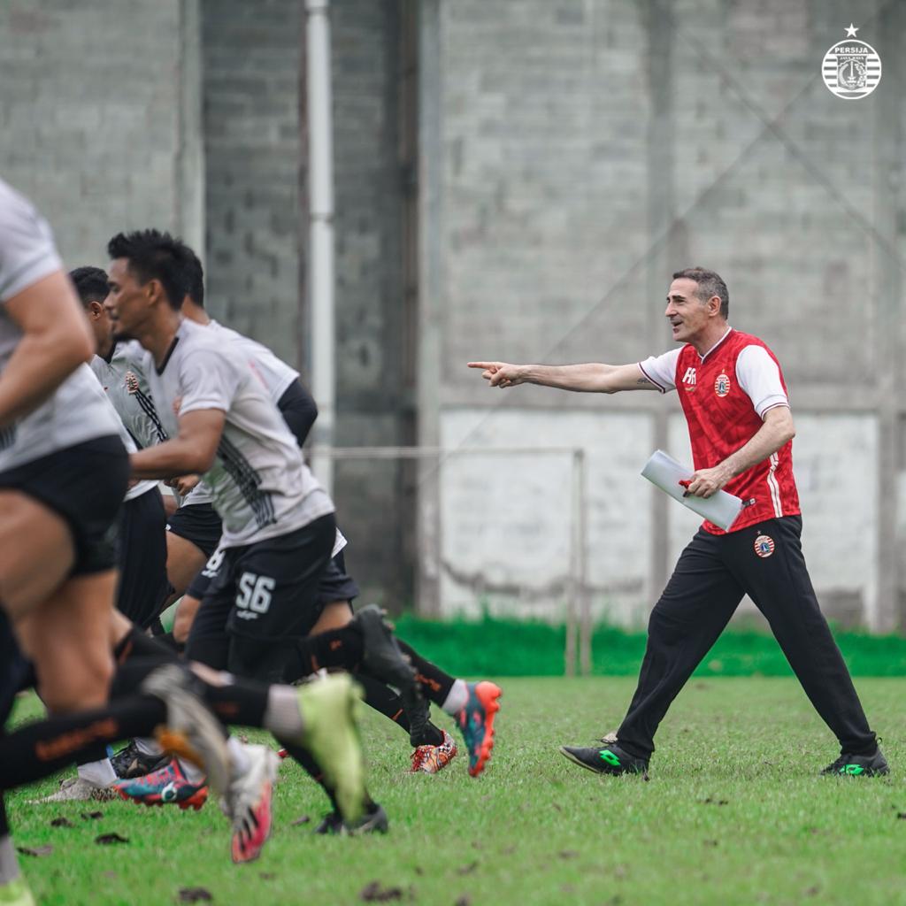 angelo-alessio-saat-memimpin-latihan-persija-jakarta.jpg
