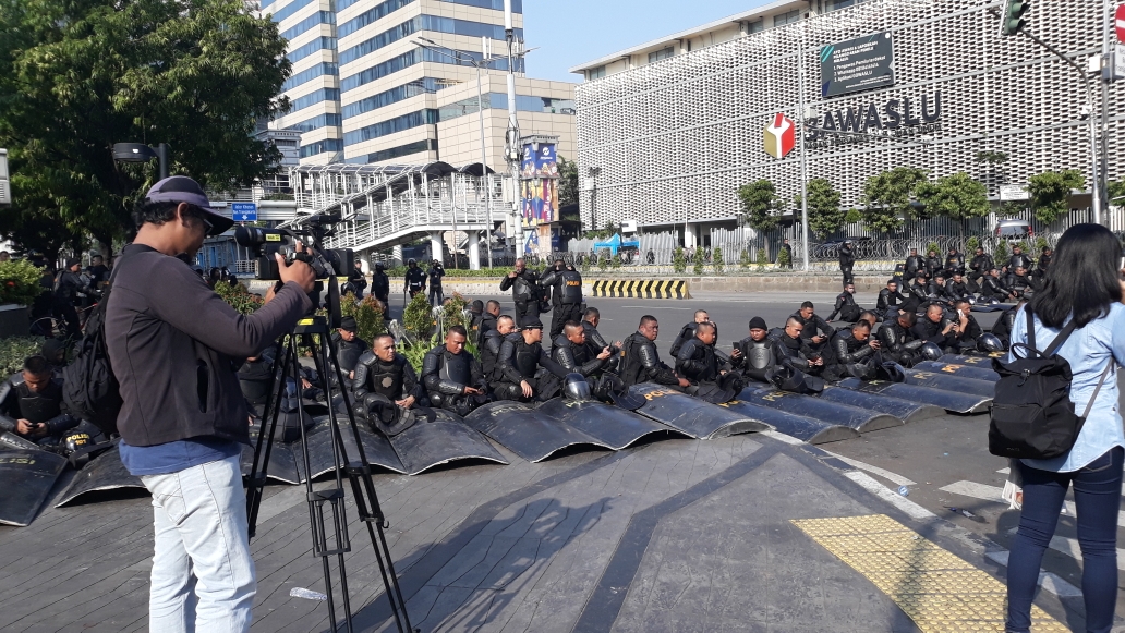 anggota-brimob-barikade-di-gedung-bawaslu.jpg