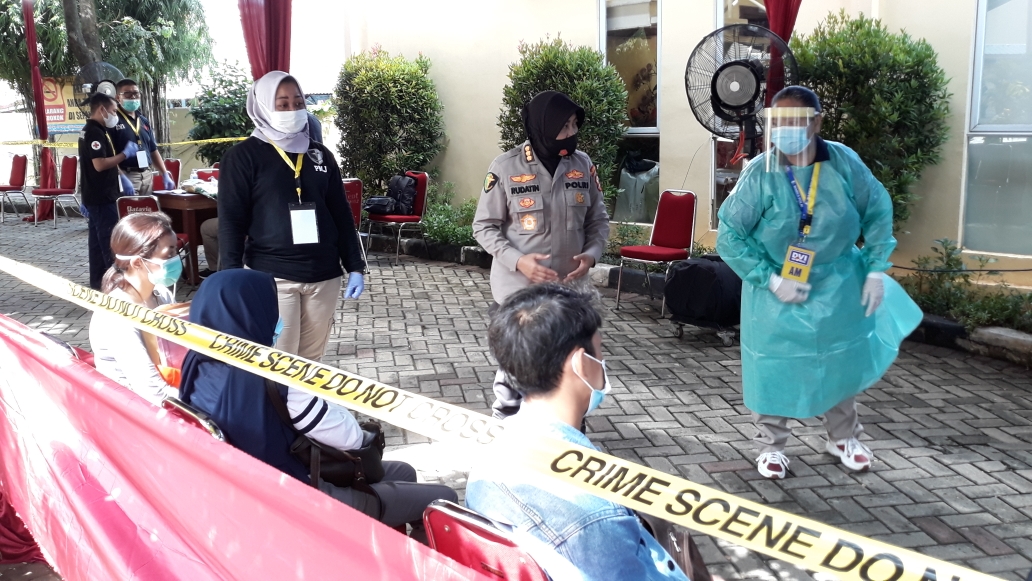anggota-keluarga-di-posko-antemorfem.jpg