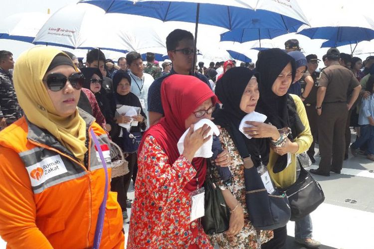 anggota-keluarga-korban-jatuhnya-pesawat-lion-air-pk-lqp-jt-610-menangis-haru_20181106_170717.jpg