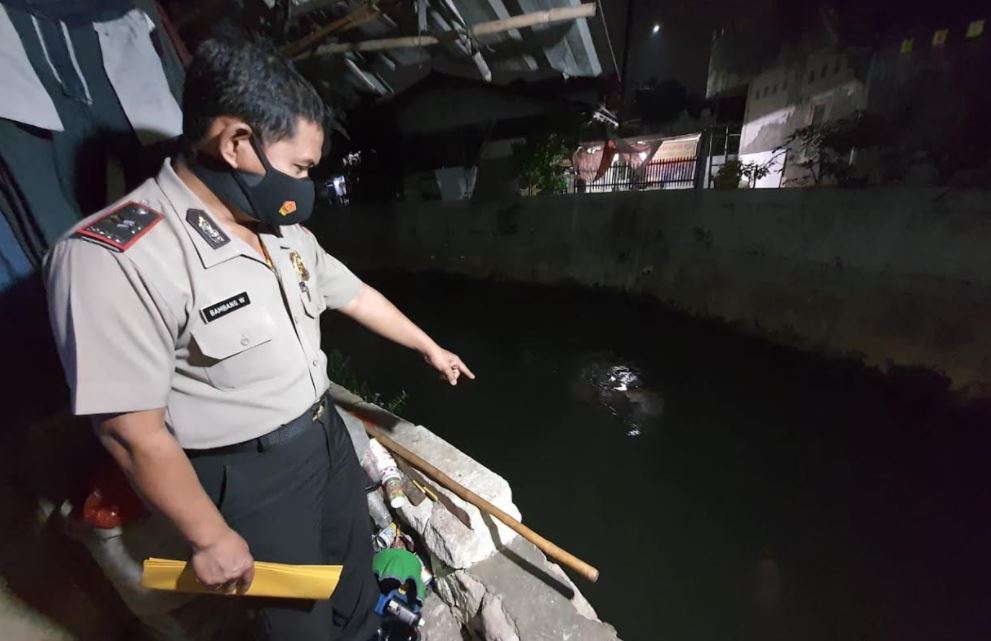 anggota-polsek-makasar-saat-menunujukkan-lokasi-jasad-np-ditemukan.jpg