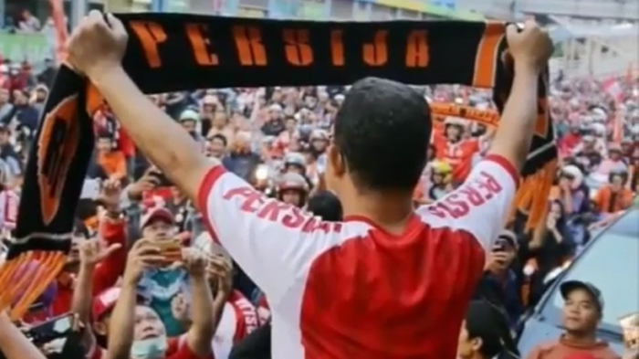 anies-baswedan-saat-membentangkan-syal-persija-jakarta.jpg